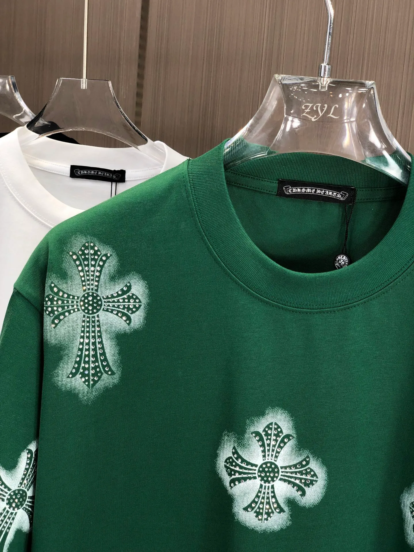 🅿️200 CH Croxin 2025 Spring and Summer New Style Round Neck Short Sleeves Dot Printing ➕ Scattered Diamond Craftsmanship Full of Details Made of High Weight 320g Double Yarn Combed Cotton Fabric Slightly Loose Fit Fabric Feels Soft and Thick Uniform Style for Men and Women Color: Black White Green Code Number: SMLXLXXL